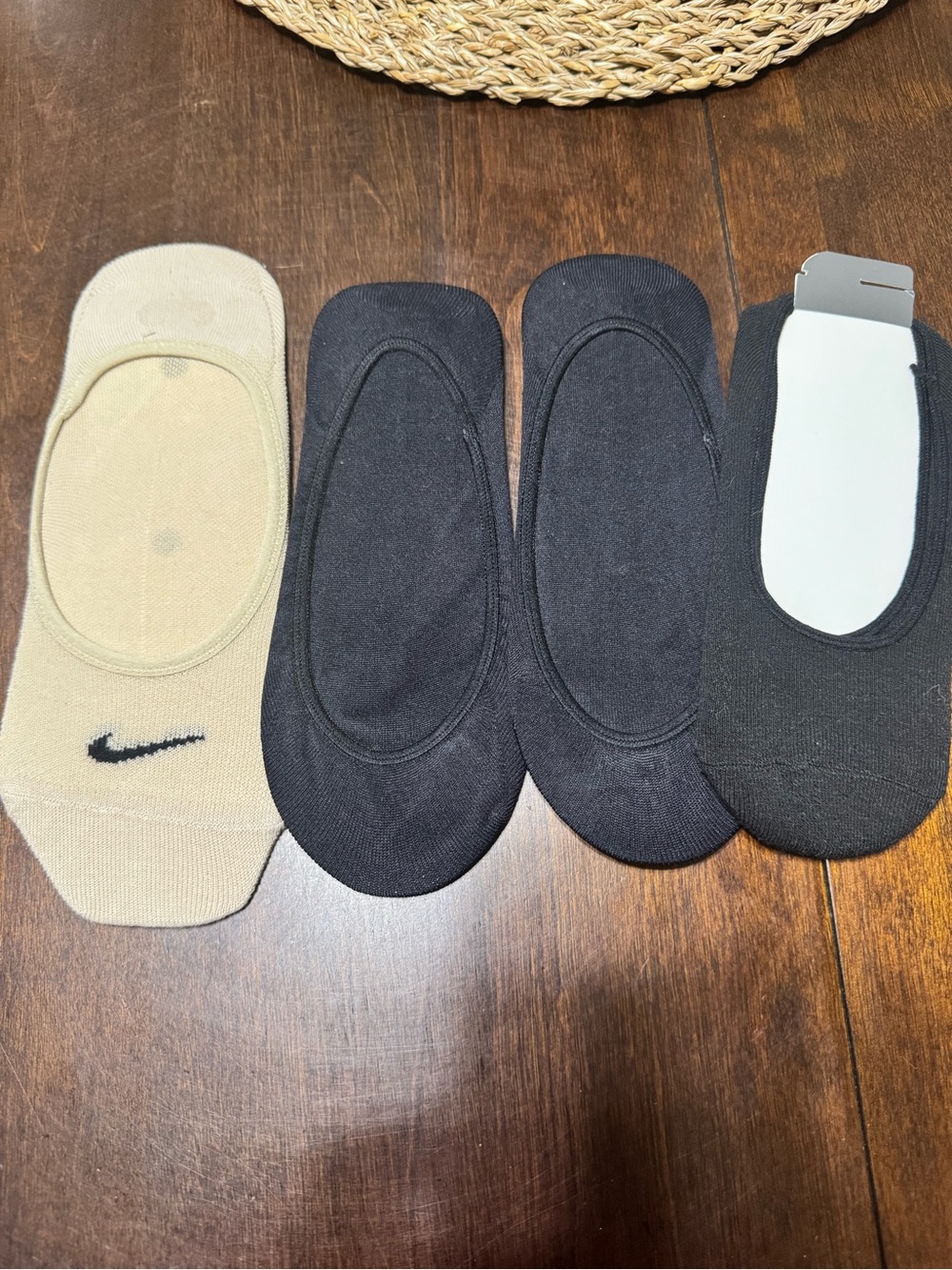 Lot of 4 Women’s No Show Liner Socks Size 9-10 Nike & Assorted